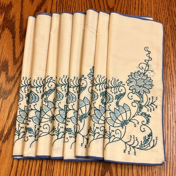 Vintage 1972 Paragon 8 Piece Blue Floral Embroidered Place Mats - Picture 1 of 11